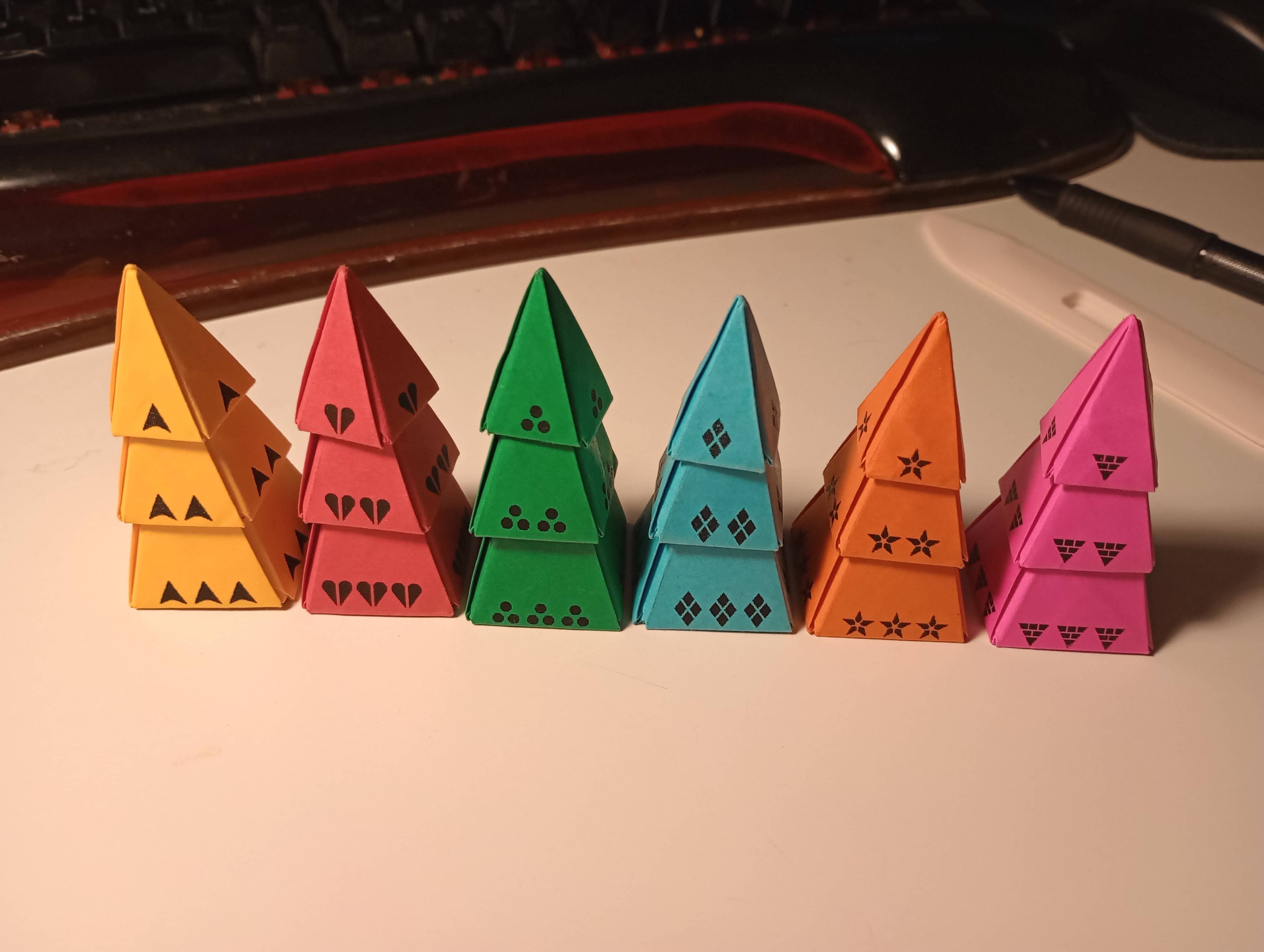 a bunch of paper pyramids in various colors